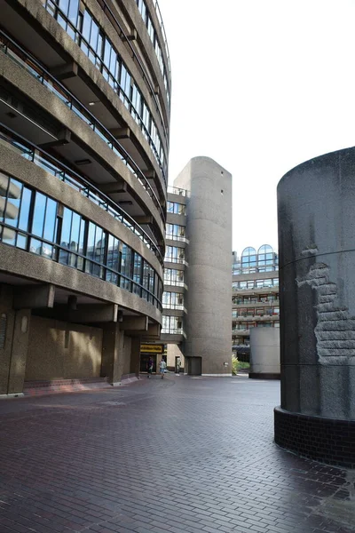 Üzerinde saat olan bir bina.