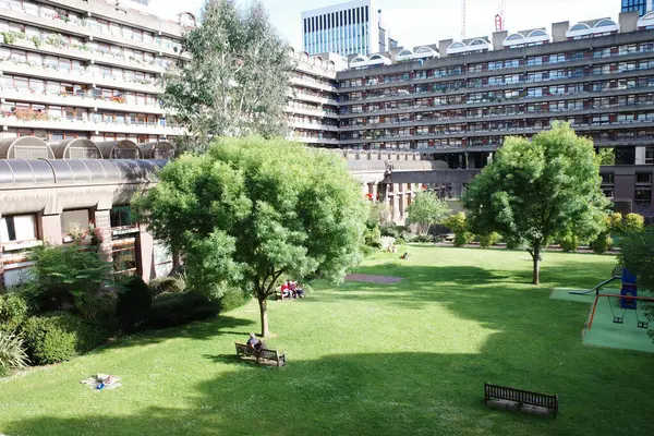 Birkaç kişinin oturduğu bir park.