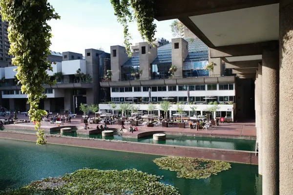 Arka planda bina olan bir şehrin içinden akan bir nehir.