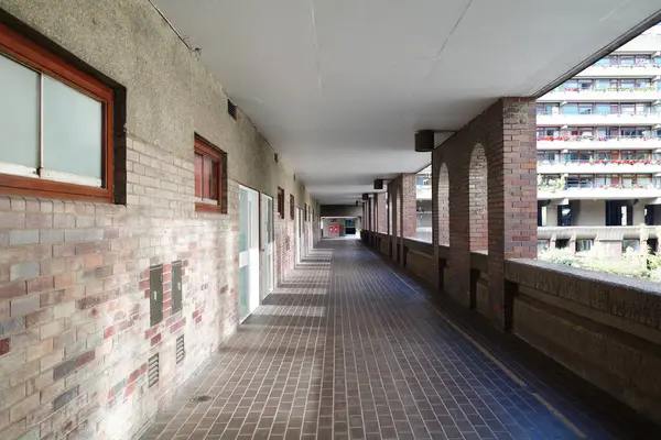Duvarları ve pencereleri olan uzun bir koridor.