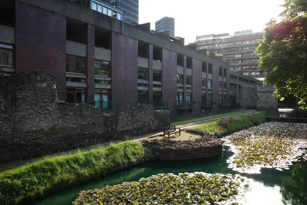 Şehir boyunca akan bir nehir, yüksek binaların yanında.