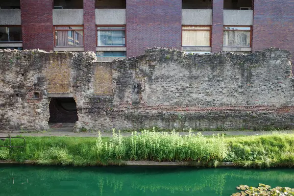 Önünde nehir olan bir bina.