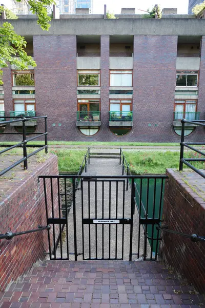 Tuğla bir binanın kapısı.