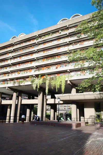 Bir sürü penceresi ve bitkisi olan bir bina.