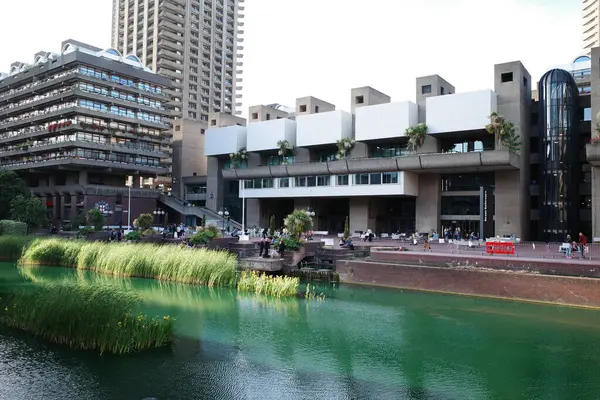 Şehir boyunca akan bir nehir, yüksek binaların yanında.