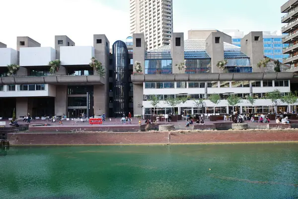 Nehir ve binası olan bir şehir.