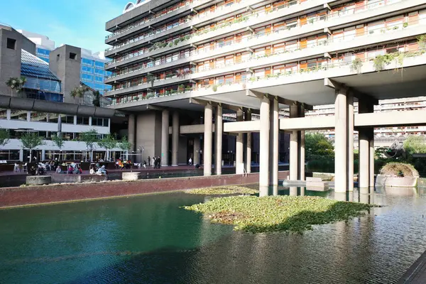 Önünde gölet olan bir bina.