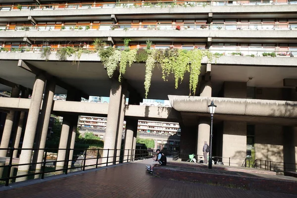 Önünde yürüyüş yolu olan bir bina ve önünde de bir yürüyüş yolu.