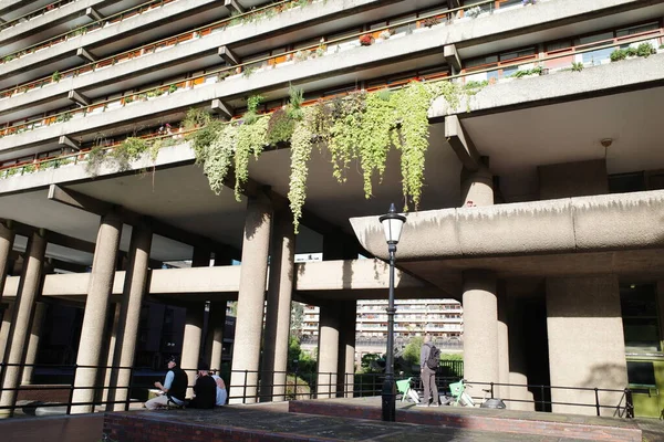 Çeşmeli bir bina ve yanından geçen bir adam.