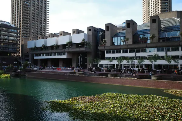 Şehir boyunca akan bir nehir, yüksek binaların yanında.