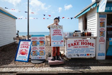 Eve götürme restoranı tabelasının yanında duran bir kadın.