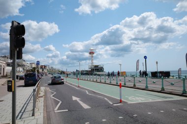 İçinde araba olan bir cadde.