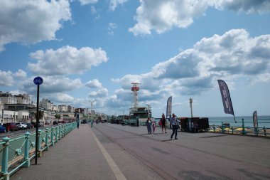 Üzerinde bir sürü insanın yürüdüğü bir sokak.