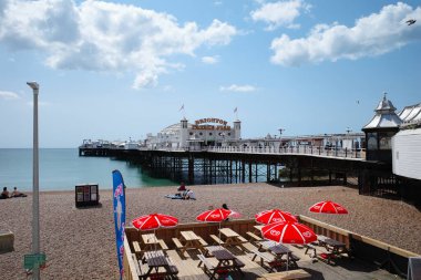 İskelesi ve rıhtımı olan bir sahil.