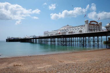 İskelenin diğer tarafında bir bina var.