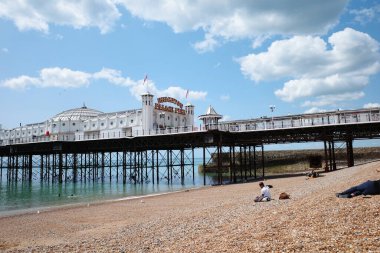 Sahilde insanların oturduğu bir iskele.