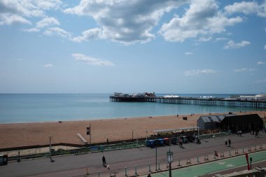 Uzakta rıhtımı ve iskelesi olan bir sahil.