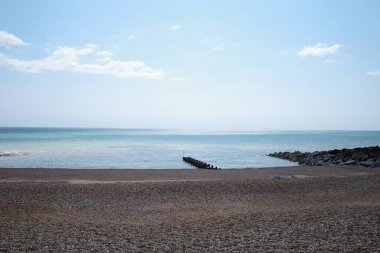 Suda ahşap iskelesi olan bir sahil.