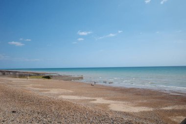 Üzerinde birkaç kişinin yürüdüğü bir kumsal.