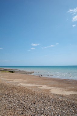 Kumsalda yürüyen bir insan.