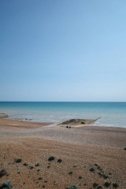 Kumsalda sörf tahtası olan bir kumsal.