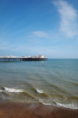 Suda teknesi olan bir iskele.