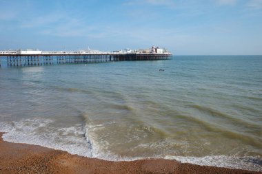 Suda teknesi olan bir iskele.