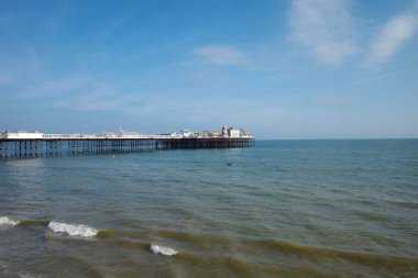 Suda teknesi olan bir iskele.