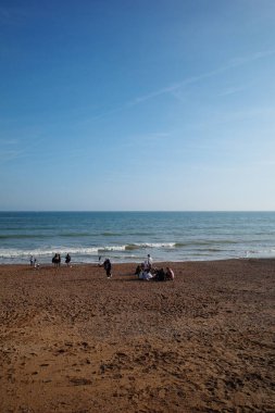 Sahilde sörf tahtası olan insanlar.