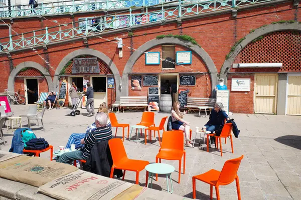 Masanın etrafında oturan bir grup insan.