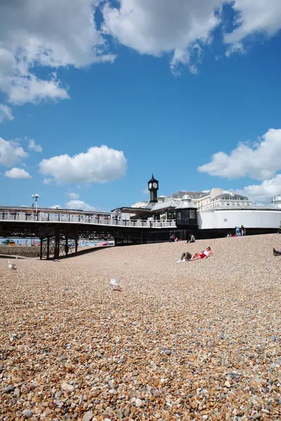 İskelesi olan bir sahil ve arka planda bir bina.