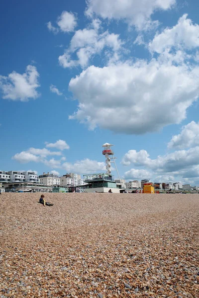 İçinde birkaç kişinin olduğu bir kumsal.