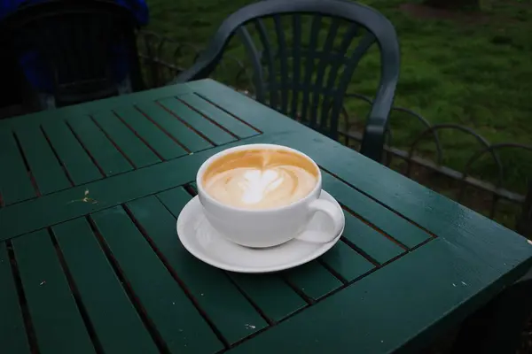 Dışarıdaki masada bir fincan kahve.