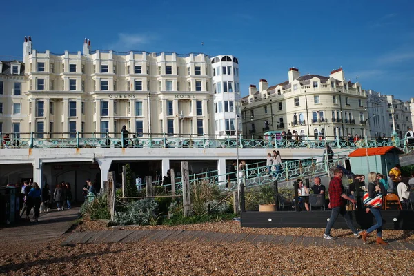 Sahilde yürüyen bir grup insan.