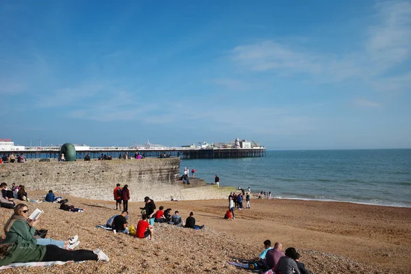 Sahilde oturan bir grup insan.