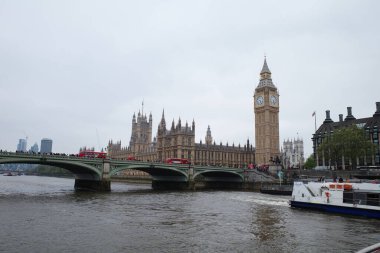 Nehrin üzerinde bir köprü ve yanından geçen bir tekne.