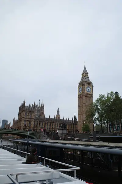 Nehrin yanındaki şehrin üzerinde bir saat kulesi yükseliyor.