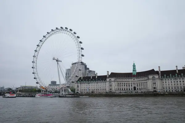 Büyük bir binanın önünde dönme dolap.