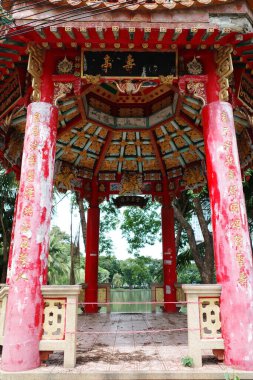 Kırmızı çatılı kırmızı ve altın renkli bir pagoda.