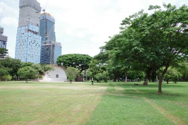 Çeşmeli bir park ve arka planda bir bina.