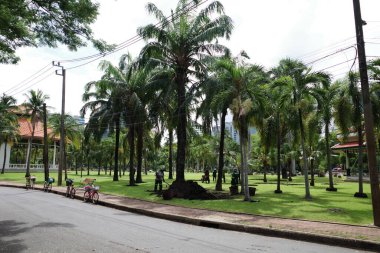 Bisiklet süren birkaç kişinin olduğu bir cadde.