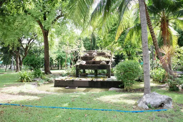 Bir sürü ağacı ve bankı olan bir park.