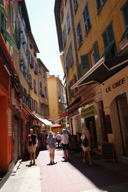 Bir grup insan sokakta yürüyor.