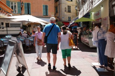 Bir grup insan sokakta yürüyor.