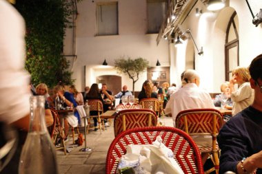 Bir grup insan sokakta yürüyor.