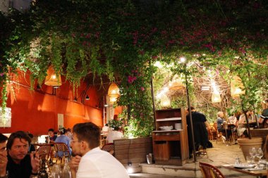 Bir grup insan sokakta yürüyor.