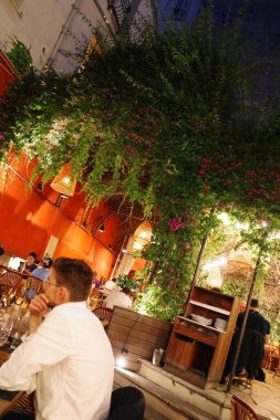 Bir grup insan sokakta yürüyor.