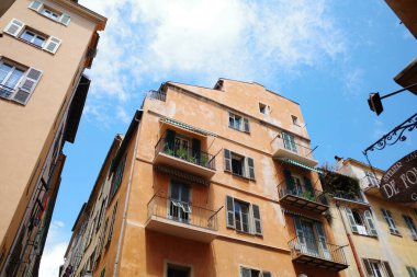 Bir grup insan sokakta yürüyor.