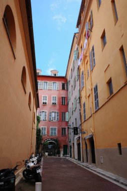 Bir grup insan sokakta yürüyor.