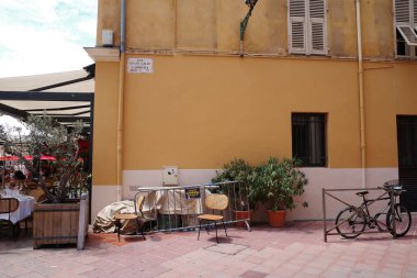 Bir grup insan sokakta yürüyor.